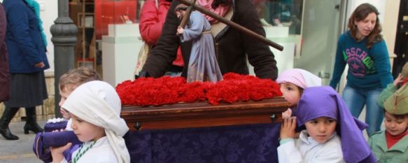 Los benjamines del Colegio Nuestro Padre Jesús recrean un desfile procesional, La actividad es ya una tradición con la que se pretende que los alumnos conozcan la cultura local, 21 Mar 2013 - 20:05