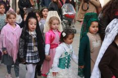 Algunas de las niñas de Educación Infantil se han vestido de mantillas para participar en el cortejo. // CharryTV