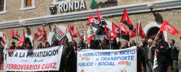 Sindicatos y colectivos se concentran en la estación de Ronda en defensa del ferrocarril, Critican la supresión de dos trenes diarios que conectan a la Ciudad del Tajo con Algeciras, 22 Mar 2013 - 16:13