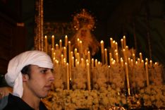 Un costalero de la Hermandad del Huerto, en el Lunes Santo del pasado año.  // CharryTV