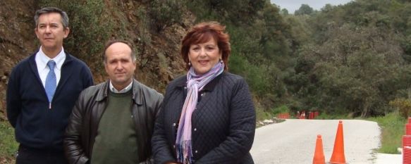 María Antigua Escalera, a la derecha, junto al Alcalde de Faraján y el Gerente del Área Sanitaria de la Serranía // CharryTV