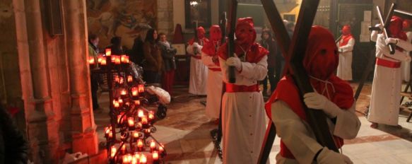 En el interior de Santa María los hermanos de fila y penitentes han guardado un riguroso orden. // CharryTV