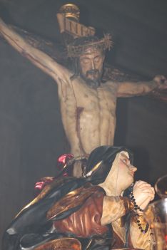 Nuestra Señora del Mayor Dolor, a los pies del Santísimo Cristo de la Sangre. // CharryTV