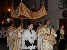 La hermandad estrenó Palio de Respeto. Delante, el Lignum Crucis. // CharryTV