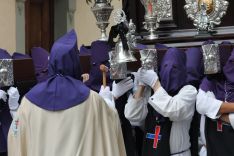 El trono del Cristo de los Remedios lució un crespón negro en memoria de la madre de su capataz, Juan Antonio Guerrero. // CharryTV