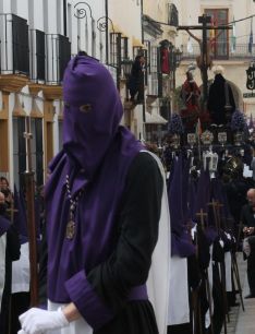 La hermandad, a su paso por la calle Villanueva en dirección a la plaza de España. // CharryTV