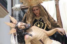 La Virgen de las Angustias sostiene el cuerpo yerto de Jesús sobre sus rodillas. // CharryTV