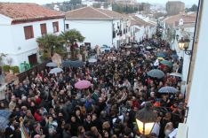 El Barrio de San Francisco arropó en todo momento a la Hermandad del Santo Entierro. // CharryTV