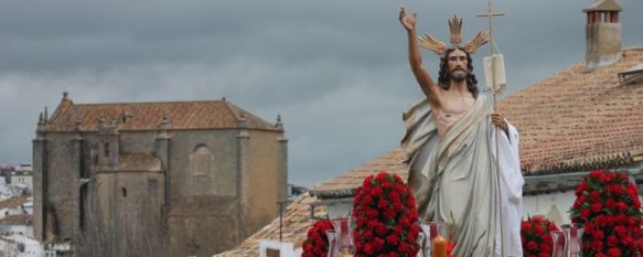 Cristo Resucitado, subiendo la calle Empedrada en dirección a la Casa Hermandad del Santo Entierro. // CharryTV