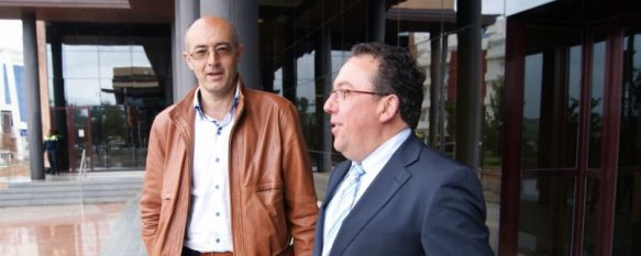 Godino, a la derecha, acompañado por el Teniente de Alcalde, José Antonio Bautista. // CharryTV Godino, a la derecha, acompañado por el Teniente de Alcalde, José Antonio Bautista. // CharryTV