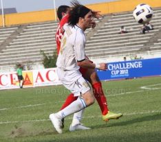 El jugador del C.D. Ronda disputa un balón con un rival palestino. // Craig Burrows - www.pinoyfootball.com