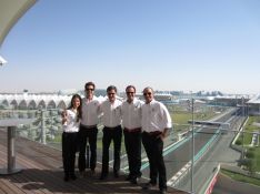 Ascari aprovechó su visita a Emiratos Árabes para establecer vínculos con los responsables del circuito Yas Marina. // Ascari