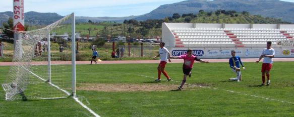 El visitante Javilillo celebra uno de los dos goles que materializó en la Ciudad Deportiva. // Miguel Ángel Mamely