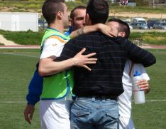 Fran y Javi López celebran la victoria con el técnico Vicente Ortiz. // Miguel Ángel Navarro Mamely