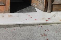 Este local de la calle Monterejas amaneció abierto y con restos de sangre junto a la puerta. // CharryTV