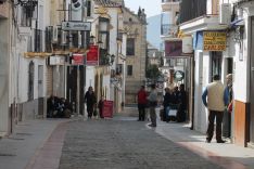 Agentes de la Policía Científica recaban pruebas ante la atenta mirada de vecinos y comerciantes. // CharryTV