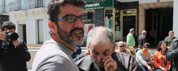 Varios colectivos intentan frenar el desahucio de una familia de Arriate, Medio centenar de personas se han concentrado este mediodía ante la sucursal de Banesto en Carmen Abela en apoyo a Cristóbal Rodríguez y los suyos, 12 Apr 2013 - 14:13