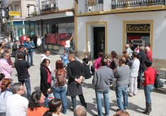 Alrededor de un centenar de personas se han concentrado desde las doce del mediodía en la Plaza de Carmen Abela. // CharryTV