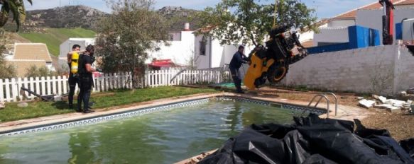 Una grúa tuvo que retirar el vehículo del interior de la piscina. // CharryTV Una grúa tuvo que retirar el vehículo del interior de la piscina. // CharryTV
