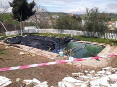 La pisicina estaba tapada con un plástico, lo que dificultó en un principio la localización del anciano. // CharryTV