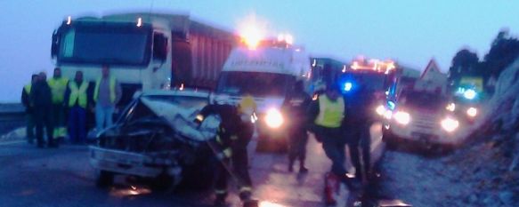 Efectivos del Consorcio Provincial de Bomberos y Guardia Civil realizando labores de limpieza en la calzada.  // CPB Málaga