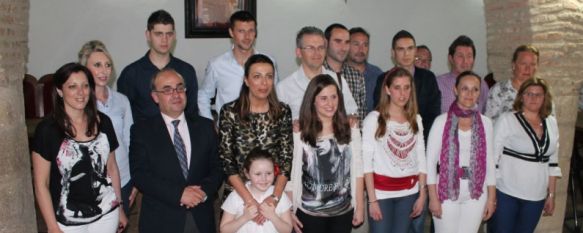 Imagen de los alumnos becados, junto a representantes del Ayuntamiento de Ronda. // CharryTV