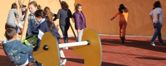 Inaugurados el nuevo parque infantil y el campo de césped artificial del Olivar de las Monjas, La actuación ha supuesto dotar a la zona de un campo de césped artificial y de un parque infantil, con una inversión de alrededor de 48.000€., 28 Mar 2011 - 20:54