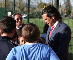 El ex jugador internacional Diego Rodríguez, charlando con los más jóvenes.  // CharryTV