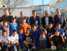 Autoridades y representantes de la empresa Fitonovo, junto a los pequeños del Olivar de las Monjas. // CharryTV