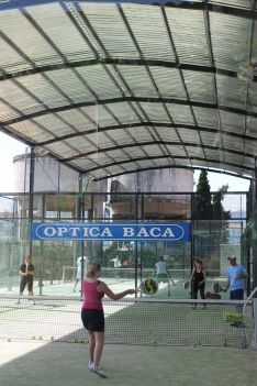 Imagen de la cubierta instalada en dos pistas de pádel del polideportivo El Fuerte. // CharryTV