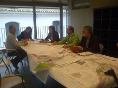 La alcaldesa de Ronda y el exedil de Obras y Urbanismo, en una reunión en Jerez con los redactores del plan. // CharryTV