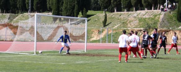 El C.D. Ronda suma cuatro derrotas consecutivas tras caer ante el Villacarrillo, Decidió la eficacia a balón parado de los jiennenses, que acabaron encerrados y pidiendo la hora, 21 Apr 2013 - 18:46