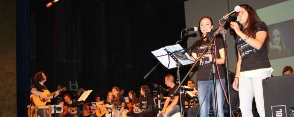 Jóvenes rondeños recogen 2.130 kilos de alimentos gracias a su música, Lo recaudado en el concierto, que se celebró en el Teatro Vicente Espinel, se entregará a Cruz Roja, 26 Apr 2013 - 17:21