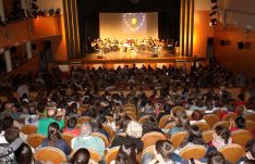 El público asistió de forma masiva al Teatro Vicente Espinel para colaborar con los jóvenes. // CharryTV