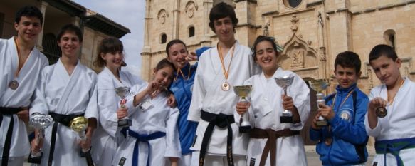 Los rondeños, posando con los trofeos conquistados en el Campeonato de España. // C.D. Bushido