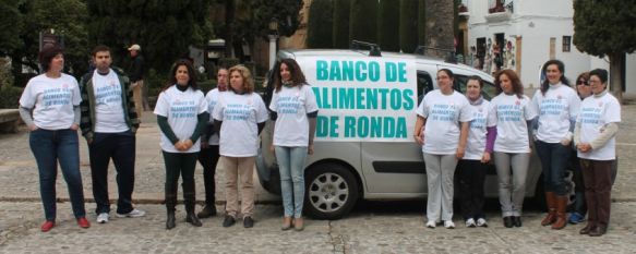 Un nutrido grupo de voluntarios, junto a la edil de Bienestar Social, Concha Muñoz. // CharryTV