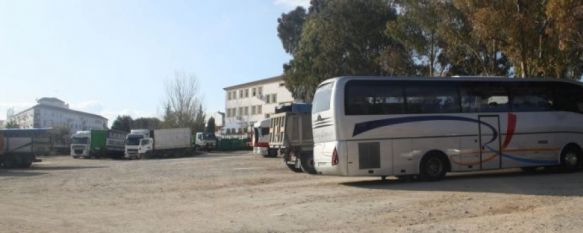 Terrenos sobre los que se proyecta la construcción de la nueva estación de autobuses y biblioteca comarcal. // CharryTV