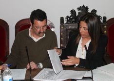 Fernández y el secretario municipal expusieron durante el pleno la decisión del equipo de gobierno. // CharryTV