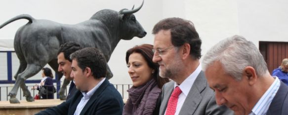 El Presidente del Partido Popular, flanqueado por Mª Paz Fernández y Javier Arenas, junto a la Plaza de Toros de Ronda. // CharryTV