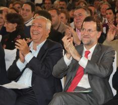 Javier Arenas y Mariano Rajoy aplauden la intervención de Mª Paz Fernández. // CharryTV