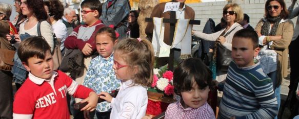 Las Cruces de Mayo vuelven a mostrar la buena salud del mundo cofrade rondeño, Decenas de niños participaron en la concentración que organizó la Hermandad de Las Angustias con la colaboración de los Coros y Danzas, 06 May 2013 - 17:50