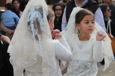 Niñas ataviadas con el traje típico de mantilla. // CharryTV