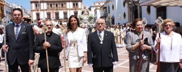 La Patrona, tras las autoridades, a su llegada a la Plaza del Socorro. // CharryTV