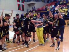 Los jugadores del club cordobés celebraron así su ascenso en Artaleku. // BM Ángel Ximénez - Puente Genil