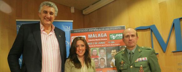 El exjugador Fernando Romay, la diputada Marina Bravo y el Coronel Jefe del IV Tercio, Luis Lanchares. // CharryTV