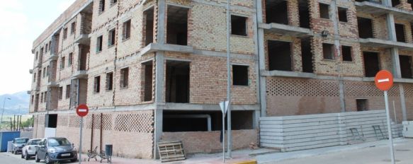 El Ayuntamiento inicia las obras para el cerramiento del edificio abandonado de la UE-19, Ha sido necesario un desembolso de 10.000 euros de las arcas municipales para evitar más incidentes, 22 May 2013 - 19:10