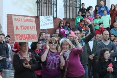 Un grupo de vecinos mostró la tarjeta roja al alcalde, Antonio Granero. // CharryTV