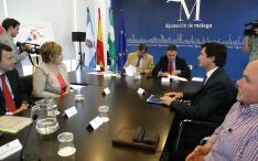 Federico Ramos y Elías Bendodo han mantenido un encuentro con los alcaldes de 17 municipios de la Serranía. // CharryTV