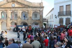 Medio millar de vecinos se concentraron la pasada semana ante el Ayuntamiento para exigir la dimisión del equipo de gobierno. // CharryTV