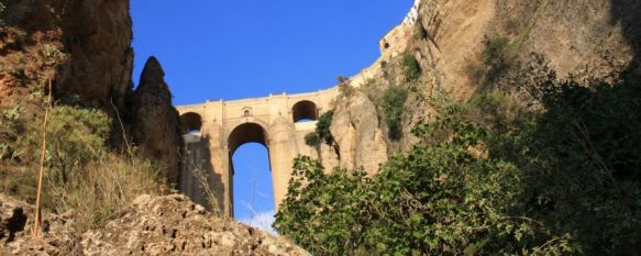 El Partido Andalucista proyecta la creación de un paseo a los pies del Puente Nuevo, La iniciativa será presentada mañana y según la edil de Turismo, Isabel María Barriga, dejaría unos beneficios de 500.000€ anuales, 19 Jun 2013 - 20:47